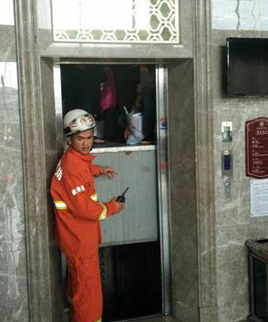 懷集一酒店電梯突發故障致8人被困，消防官兵火速馳援成功解救